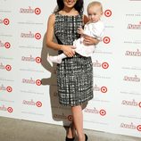 Hilaria Thomas con su hija Carmen Gabriela en la presentación de una colección de Target