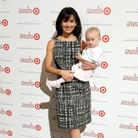 Hilaria Thomas con su hija Carmen Gabriela en la presentación de una colección de Target