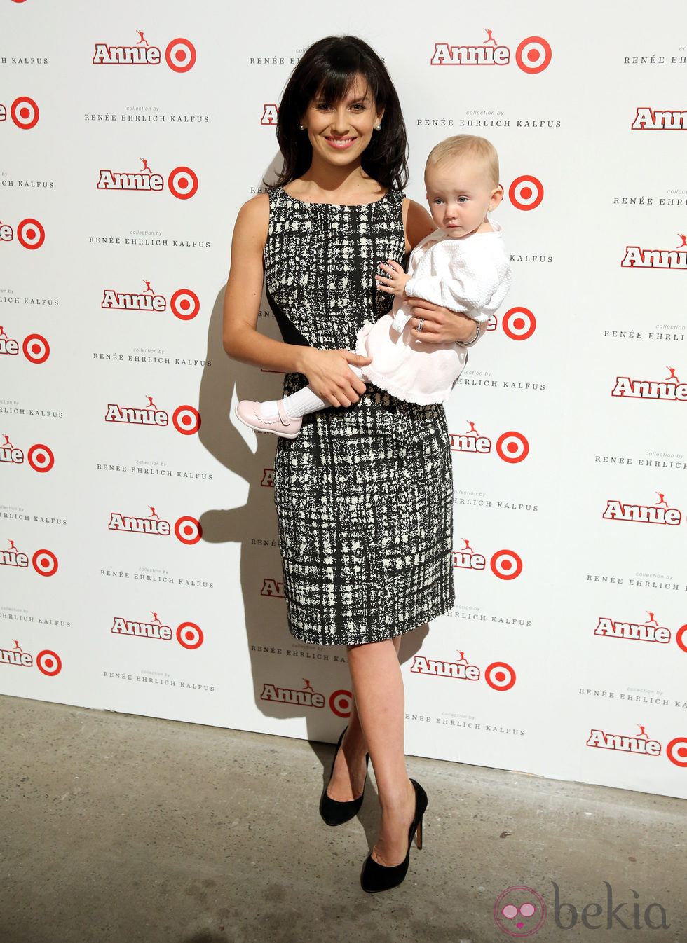 Hilaria Thomas con su hija Carmen Gabriela en la presentación de una colección de Target