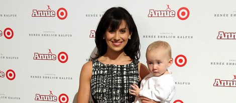 Hilaria Thomas con su hija Carmen Gabriela en la presentación de una colección de Target