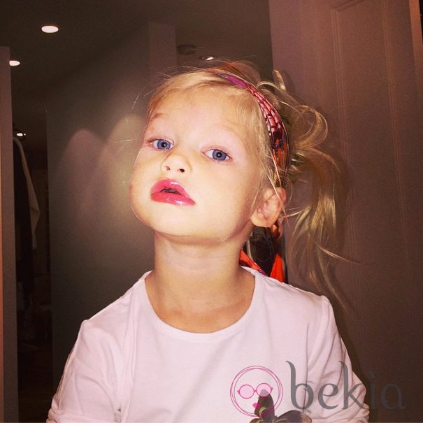 Jessica Simpson comparte fotos de su hija Maxwell posando con los labios pintados