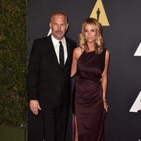 Kevin Costner y Christine Baumqartner en los 'Premios Governors' 2014