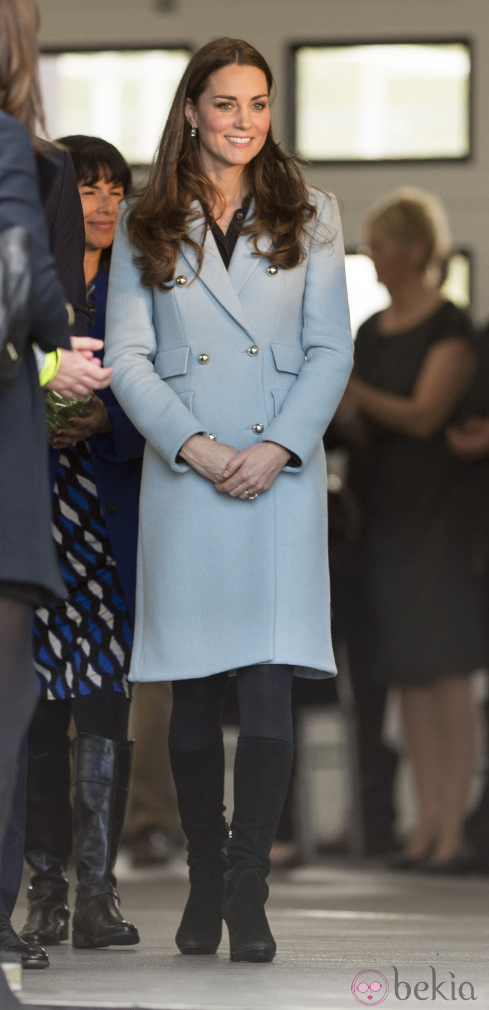 Kate Middleton luce embarazo en Gales