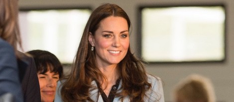 Kate Middleton luce embarazo en Gales