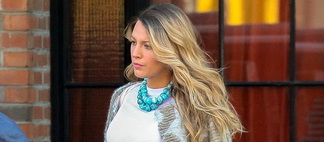 Blake Lively presume de embarazo con un vestido blanco