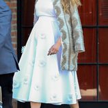 Blake Lively presume de embarazo con un vestido blanco