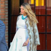 Blake Lively presume de embarazo con un vestido blanco