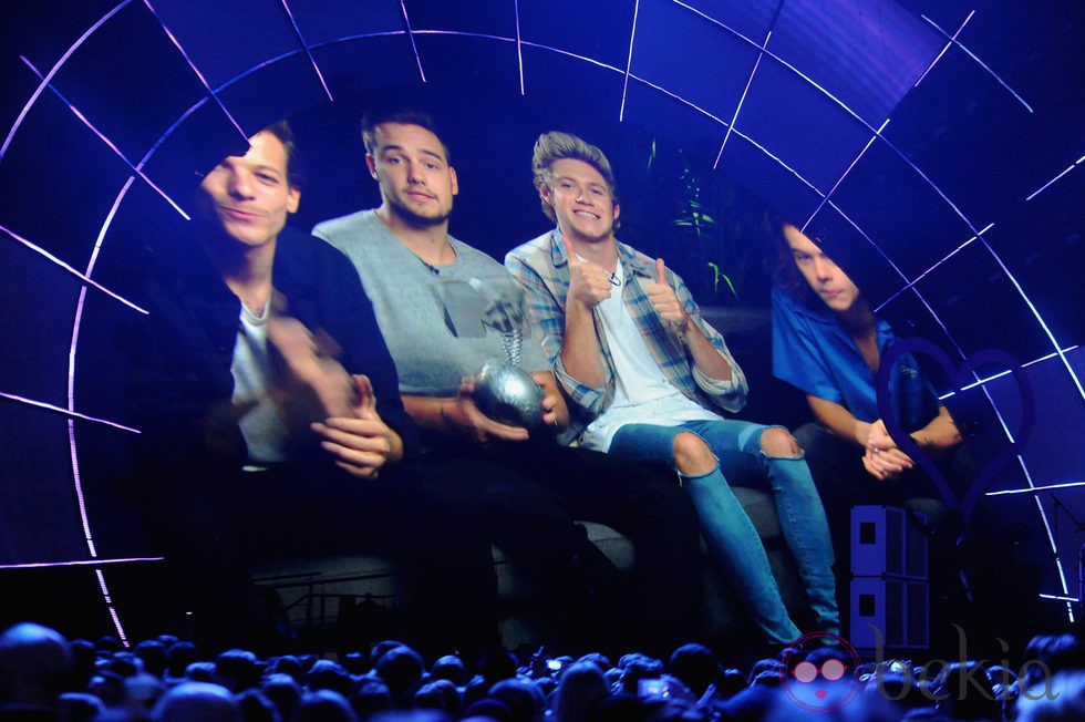 One Direction agradeciendo su premio en los MTV EMA 2014 en un vídeo