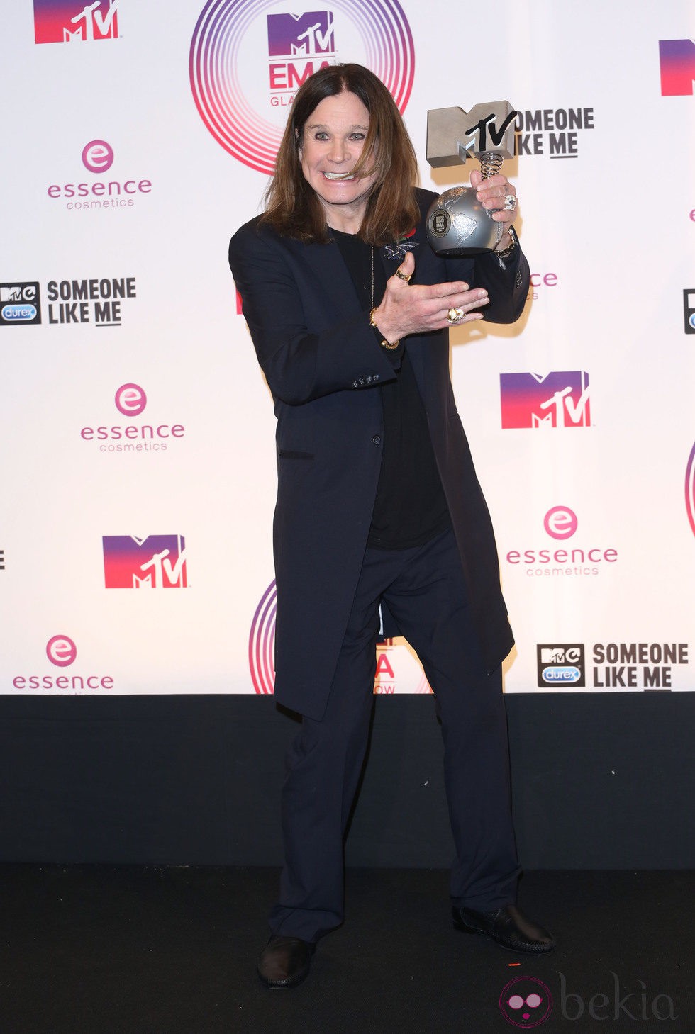 Ozzy Osbourne posando con su galardón de los MTV EMA 2014