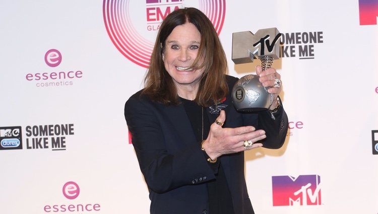 Ozzy Osbourne posando con su galardón de los MTV EMA 2014