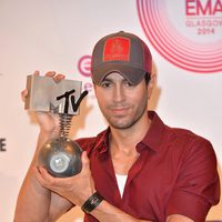 Enrique Iglesias posando con su galardón de los MTV EMA 2014