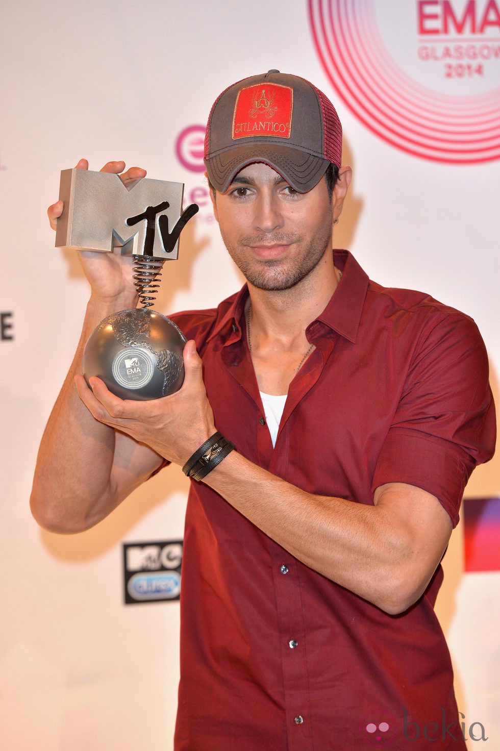 Enrique Iglesias posando con su galardón de los MTV EMA 2014