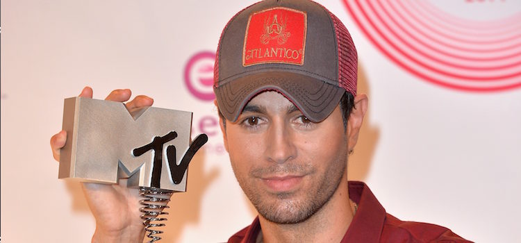 Enrique Iglesias posando con su galardón de los MTV EMA 2014