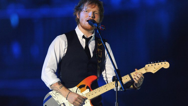 Ed Sheeran durante su actuación en los MTV EMA 2014