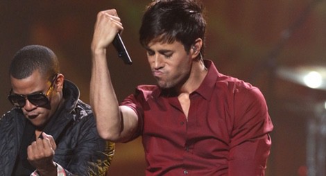 Enrique Iglesias durante su actuación en los MTV EMA 2014