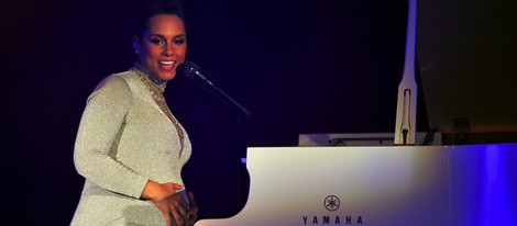 Alicia Keys luce embarazo durante su actuación en los MTV EMA 2014