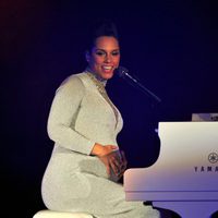 Alicia Keys luce embarazo durante su actuación en los MTV EMA 2014