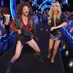 Redfoo enseñando su ropa interior delante de Laura Whitmore en los MTV EMA 2014