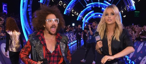 Redfoo enseñando su ropa interior delante de Laura Whitmore en los MTV EMA 2014