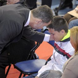 El Rey Felipe consuela a un niño en el funeral en memoria de los fallecidos en el accidente de autobús en Cieza