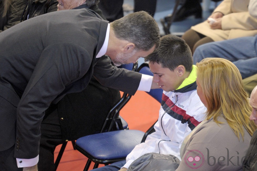 El Rey Felipe consuela a un niño en el funeral en memoria de los fallecidos en el accidente de autobús en Cieza