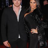 Kieran Hayler y Katie Price en el estreno de 'Los Juegos del Hambre: Sinsajo Parte 1' en Londres