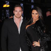 Kieran Hayler y Katie Price en el estreno de 'Los Juegos del Hambre: Sinsajo Parte 1' en Londres