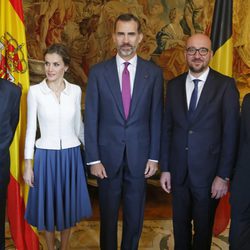 Los Reyes Felipe y Letizia con el Primer Ministro Belga en su primer viaje a Bélgica como Reyes