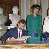 El Rey Felipe firma ante la Reina Letizia y los Reyes de Bélgica en su primer viaje a Bélgica como Rey de España