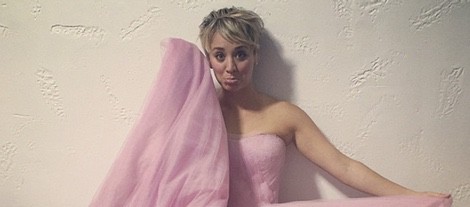 Kaley Cuoco se pone de nuevo su vestido de novia rosa en un videoclip