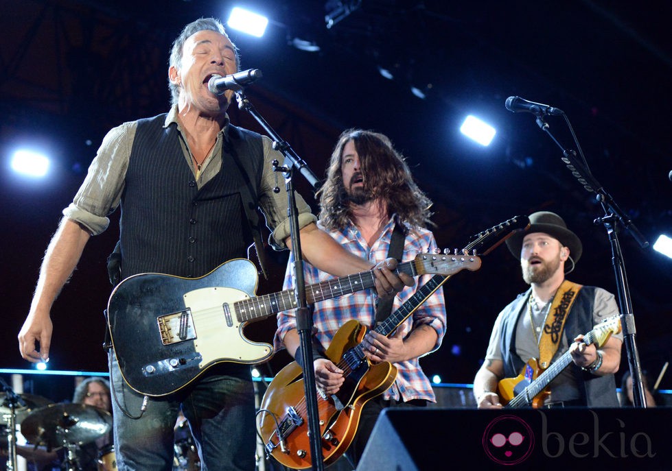 Bruce Springsteen, Dave Grohl y Zac Brown durante su actuación en Concert for Valor 2014