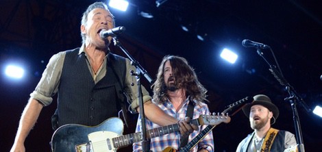 Bruce Springsteen, Dave Grohl y Zac Brown durante su actuación en Concert for Valor 2014