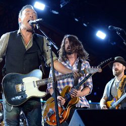 Bruce Springsteen, Dave Grohl y Zac Brown durante su actuación en Concert for Valor 2014