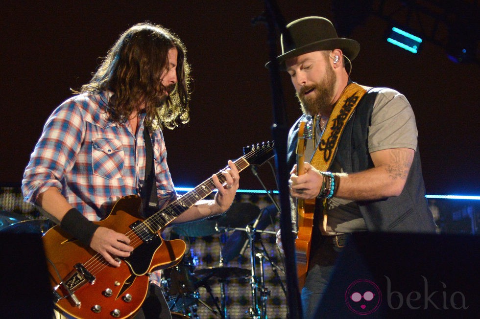 Dave Grohl y Zac Brown durante su actuación en Concert for Valor 2014