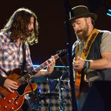 Dave Grohl y Zac Brown durante su actuación en Concert for Valor 2014