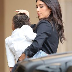 Kim Kardashian con su hija North West llegan al baby shower de Kourtney Kardashian