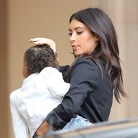 Kim Kardashian con su hija North West llegan al baby shower de Kourtney Kardashian