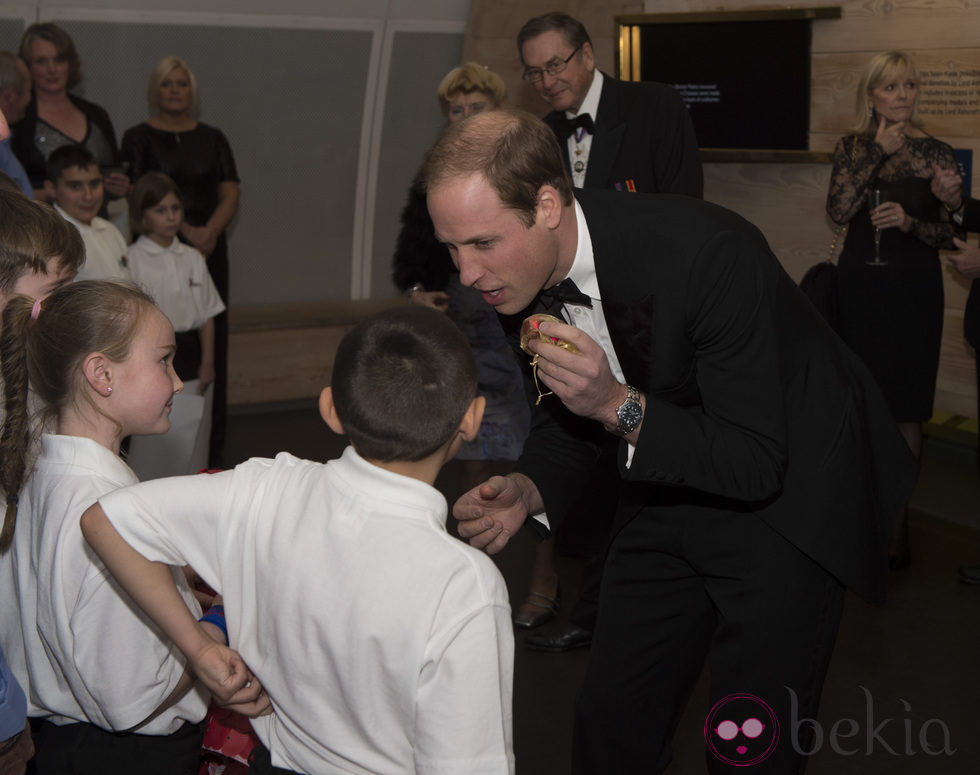 El Principe Guillermo con unos niños en la cena benéfica SkillForce