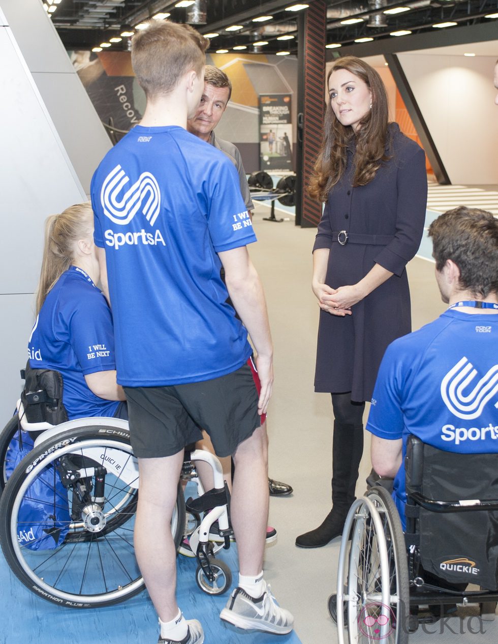 Kate Middleton charla con unos deportistas en el GSK Human Executive centre de Brentford