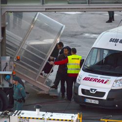 Iñaki Urdangarín entra en un avión tras haber sido escoltado por la Guardia Civil