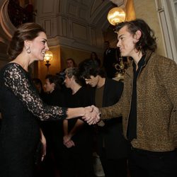 Kate Middleton saluda a Harry Styles en la Royal Variety Performance 2014