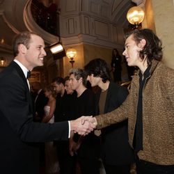 El Príncipe Guillermo saluda a Harry Styles en la Royal Variety Performance 2014