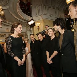 Kate Middleton con One Direction en la Royal Variety Performance 2014