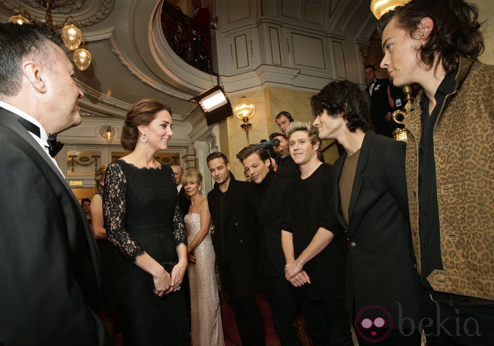 Kate Middleton con One Direction en la Royal Variety Performance 2014