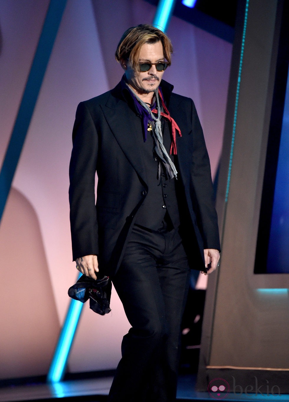 Johnny Depp se tambalea en visible estado de embriaguez durante los Hollywood Film Awards