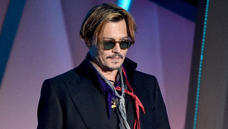 Johnny Depp se tambalea en visible estado de embriaguez durante los Hollywood Film Awards