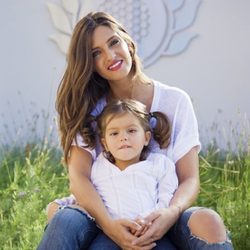 Sara Carbonero posa junto a una niña con discapacidad para el calendario solidario del Hospital de San Rafael