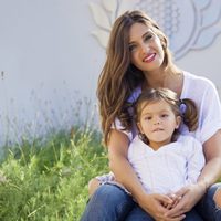 Sara Carbonero posa junto a una niña con discapacidad para el calendario solidario del Hospital de San Rafael