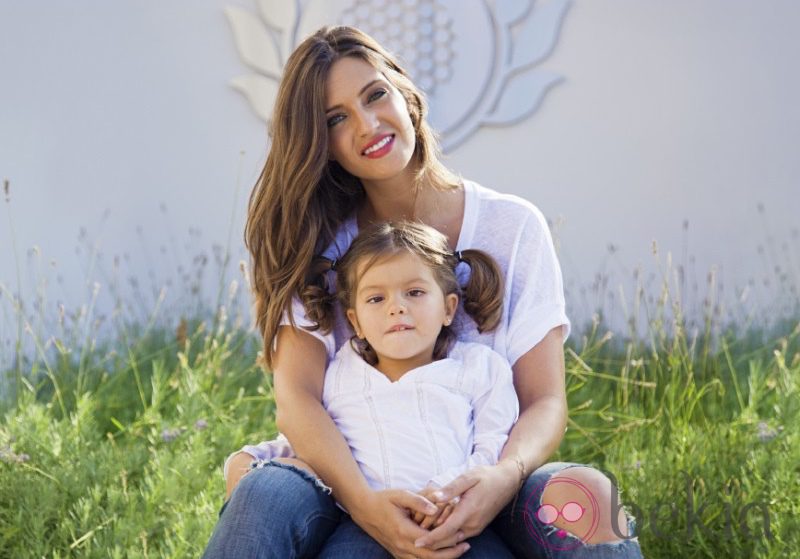 Sara Carbonero posa junto a una niña con discapacidad para el calendario solidario del Hospital de San Rafael