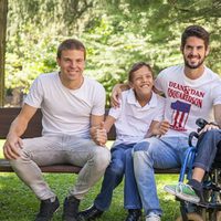 Illarramendi e Isco posan junto a niños con discapacidad para el calendario solidario del Hospital de San Rafael